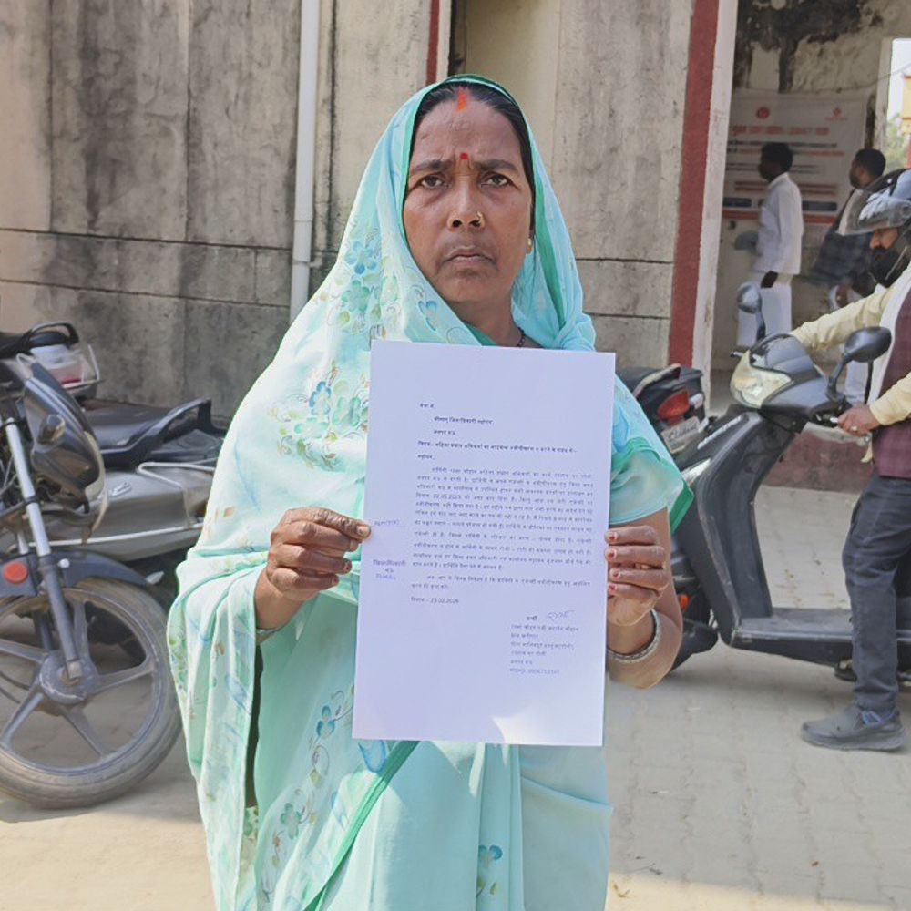 महिला अभिकर्ता का लाइसेंस नवीनीकरण अटका:मऊ में जिला बचत अधिकारी पर रिश्वत मांगने का आरोप, DM से शिकायत