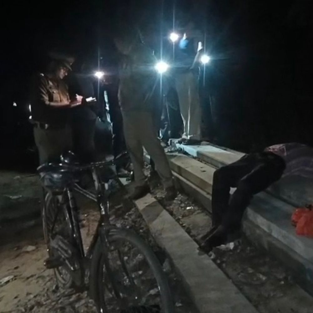 रायबरेली में व्यक्ति का शव खंभे पर मिला:बेटी की शादी से पहले मौत, परिजन हत्या की आशंका जता रहे