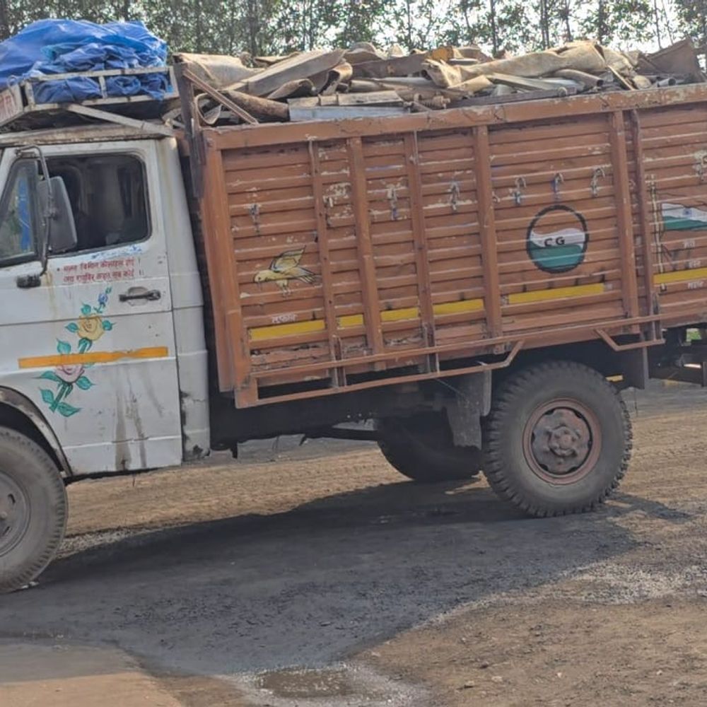 स्काई पॉवर प्लांट के बाहर ट्रक और माजदा से 29 टन कबाड़ जब्त किया