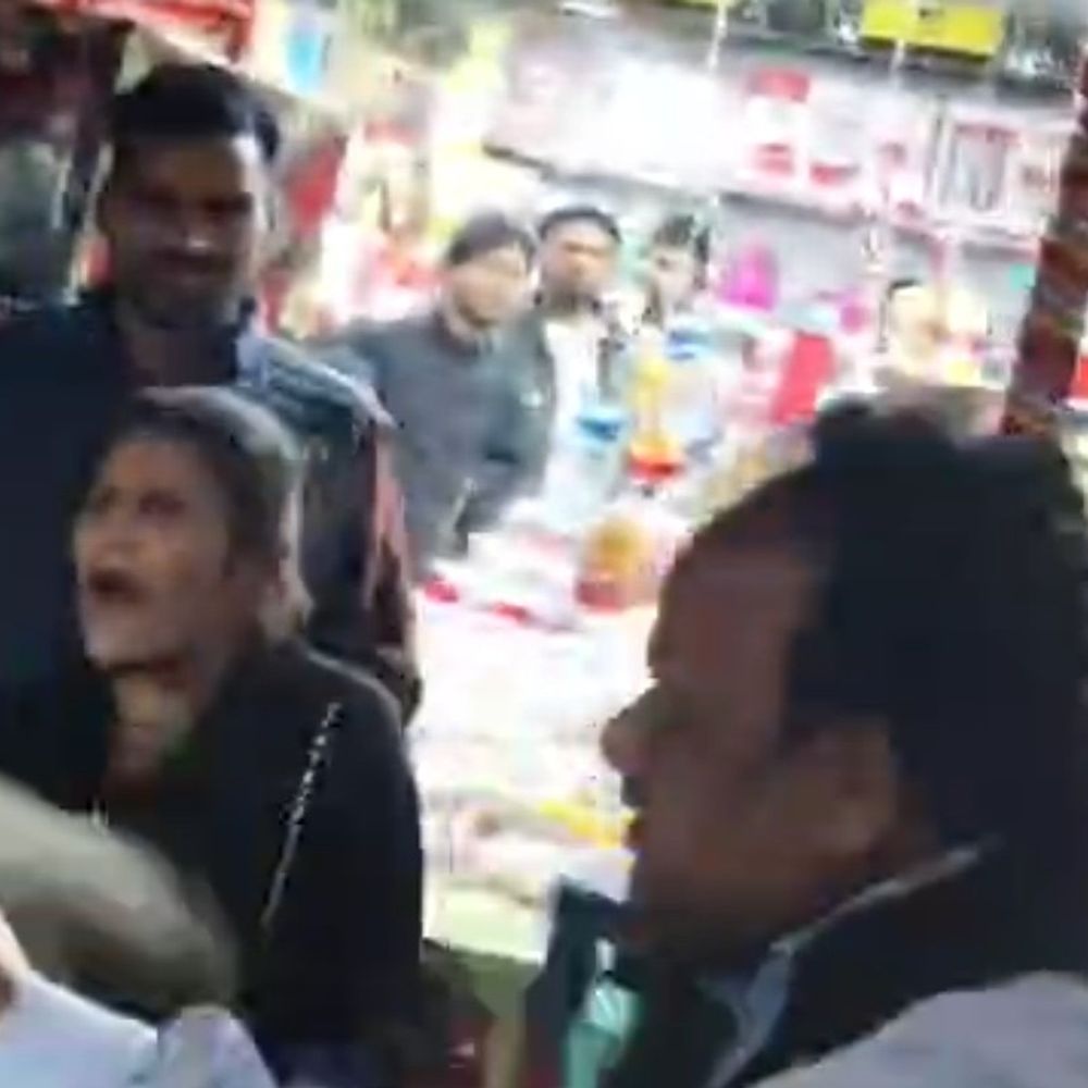 एटा के उर्स मेले में दंपती से मारपीट का VIDEO:दरगाह कमेटी के अध्यक्ष-सचिव पर धक्का-मुक्की का आरोप