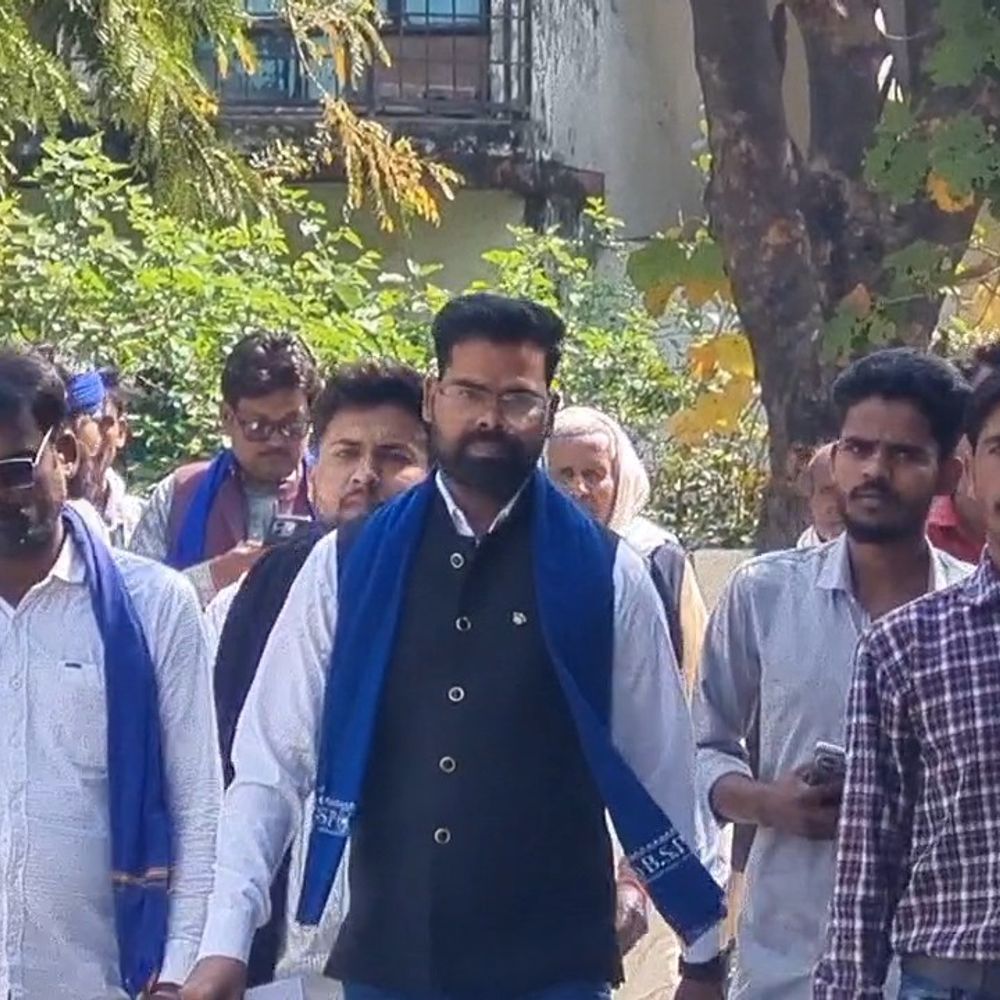 अंबेडकर पार्क की जमीन पर कब्जा:भीम आर्मी ने कलक्ट्रेट पर प्रदर्शन किया, कब्जामुक्त कराने की मांग की