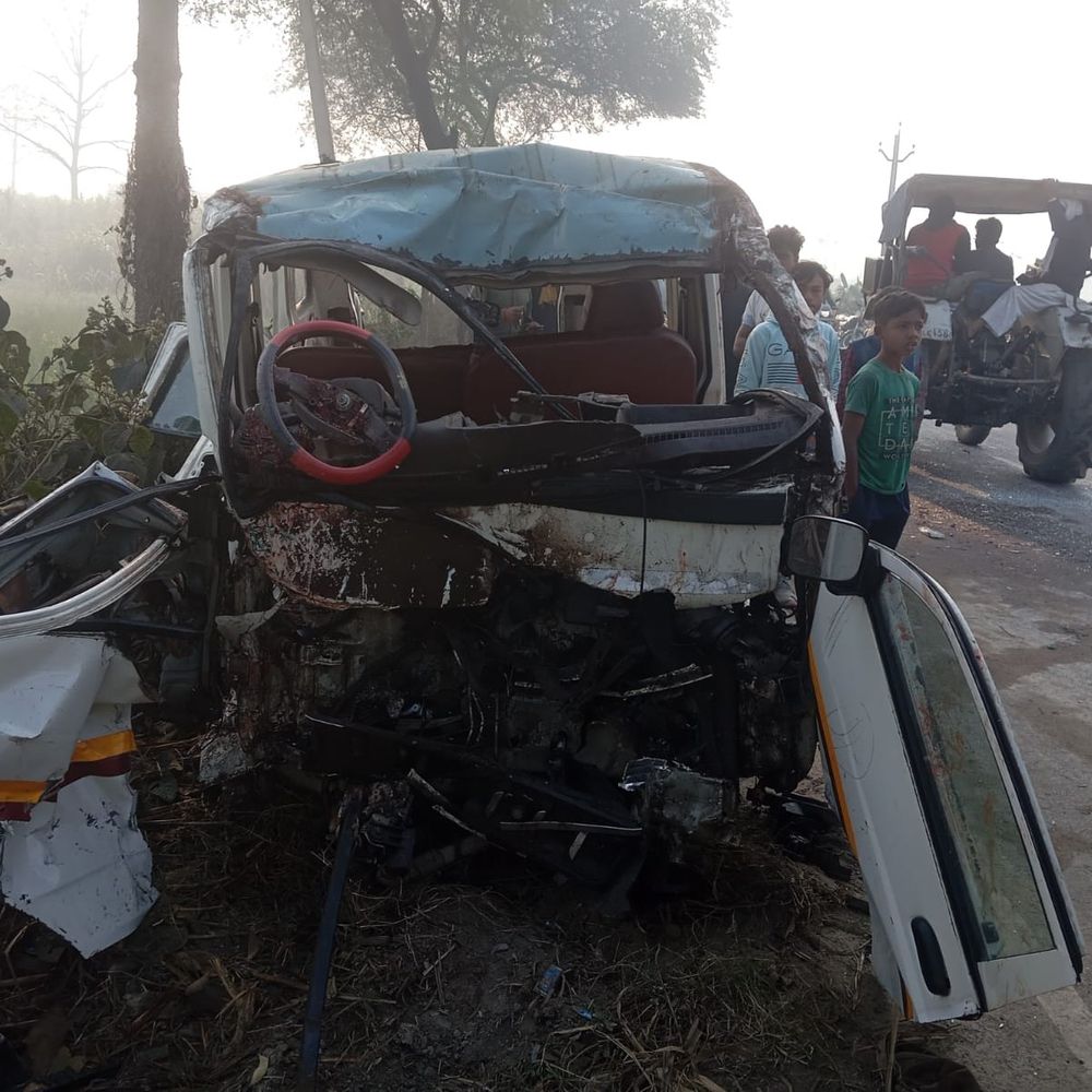 बोर्ड-परीक्षा देने जा रहे छात्रों की मैजिक ट्रक से भिड़ी:खीरी में 10वीं के छात्र की मौत, ड्राइवर समेत 16 छात्र-छात्राएं थे सवार; कुछ की हालत गंभीर