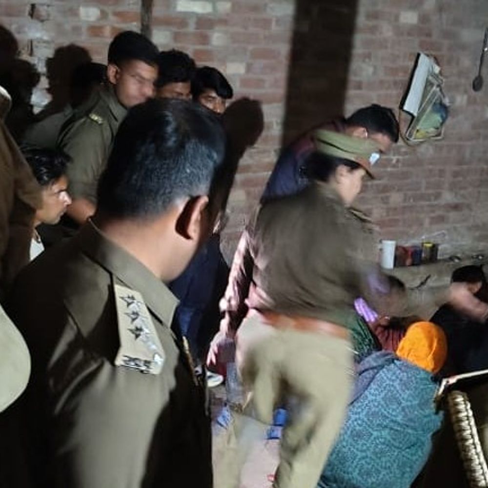 विवाहिता का शव घर में फंदे से लटका मिला:बाराबंकी में 3 साल पहले हुई थी शादी, पुलिस सुसाइड मान रही