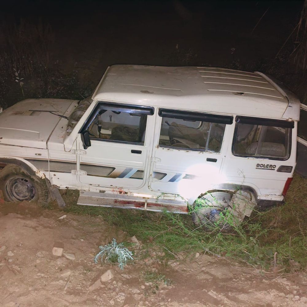 कानपुर में बोलेरो गड्‌ढे में गिरी, एक की मौत:भीतरगांव के बेहटा बुजुर्ग के पास हादसा हुआ, पुलिस ने पोस्टमार्टम के लिए भेजा शव