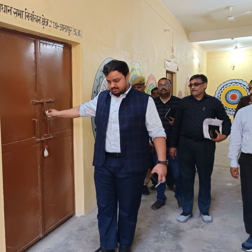 डीएम ने ईवीएम वेयरहाउस का किया मासिक निरीक्षण:सुरक्षा व्यवस्था और सीसीटीवी कैमरे नियमानुसार पाए गए