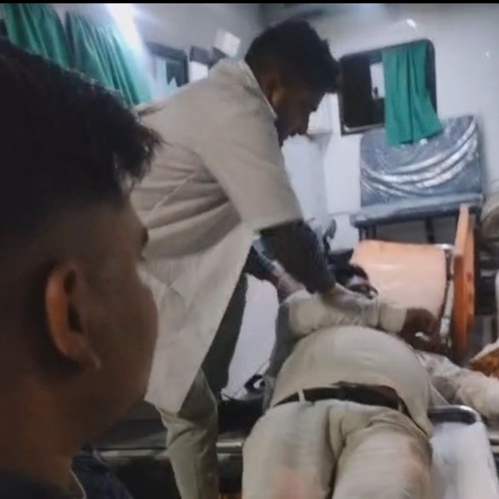 घायल युवक की जेब से मिले 8,300 रुपए लौटाए:फिरोजाबाद में 108 एम्बुलेंस कर्मियों ने पेश की ईमानदारी की मिसाल