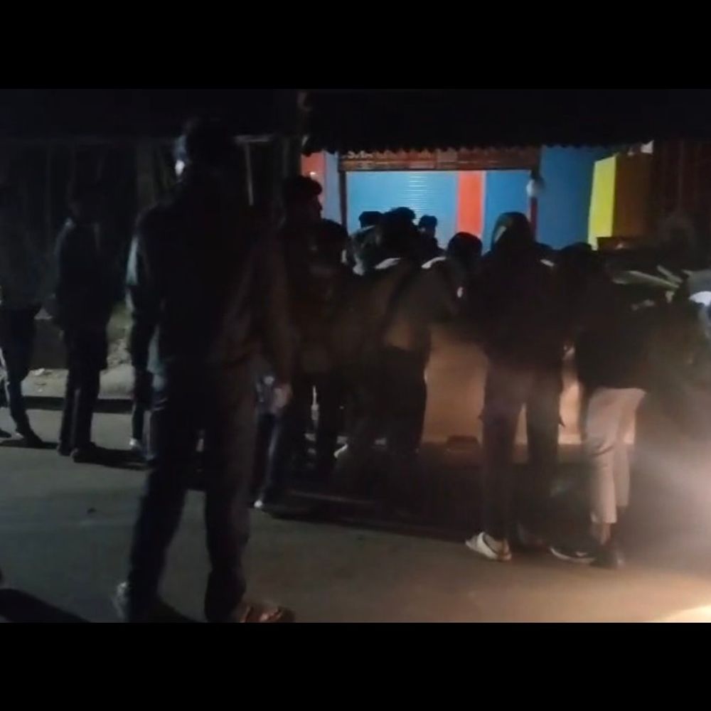 महाराजगंज में टक्कर के बाद कार पलटी:तिलक समारोह से लौटते समय हादसा, 7 लोगों को शीशा तोड़कर निकाला गया