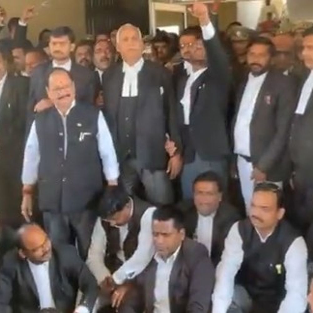 अधिवक्ता हत्याकांड से नाराज वकीलों का प्रदर्शन:गोंडा में SP कार्यालय पहुंचकर किया प्रदर्शन, पुलिसकर्मियों पर लापरवाही का आरोप