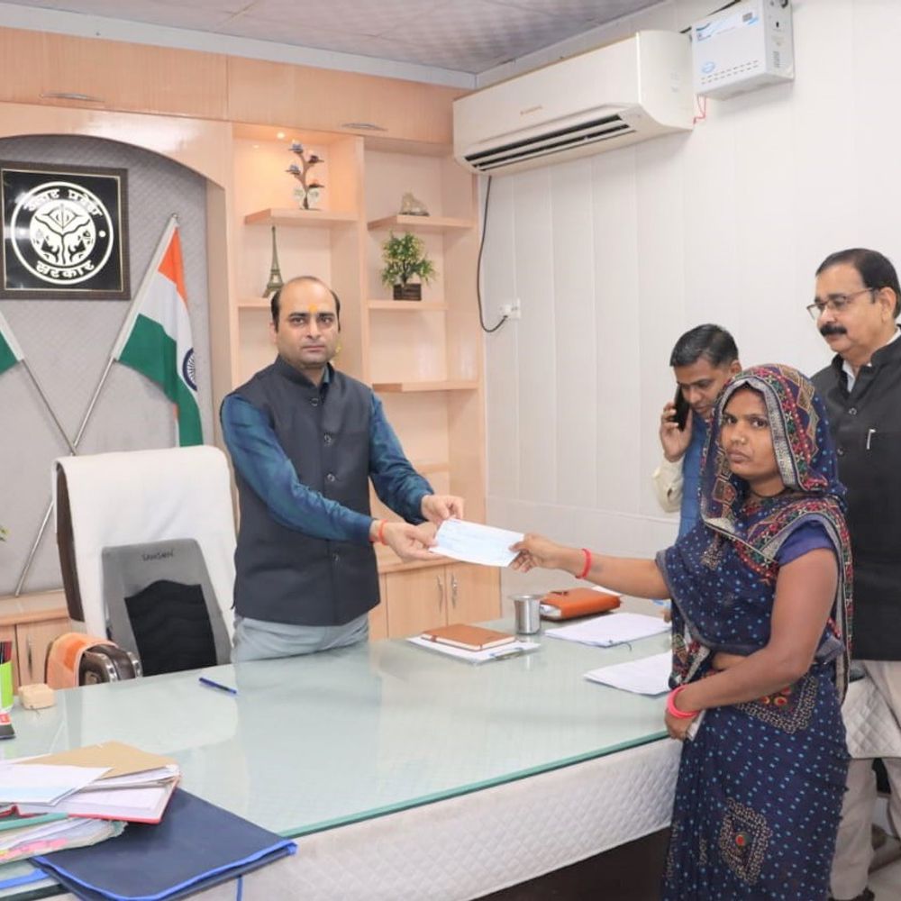 प्रतापगढ़ में महिला को मिली आर्थिक सहायता:DM की पहल पर 20 हजार का चेक और अन्त्योदय कार्ड दिया गया