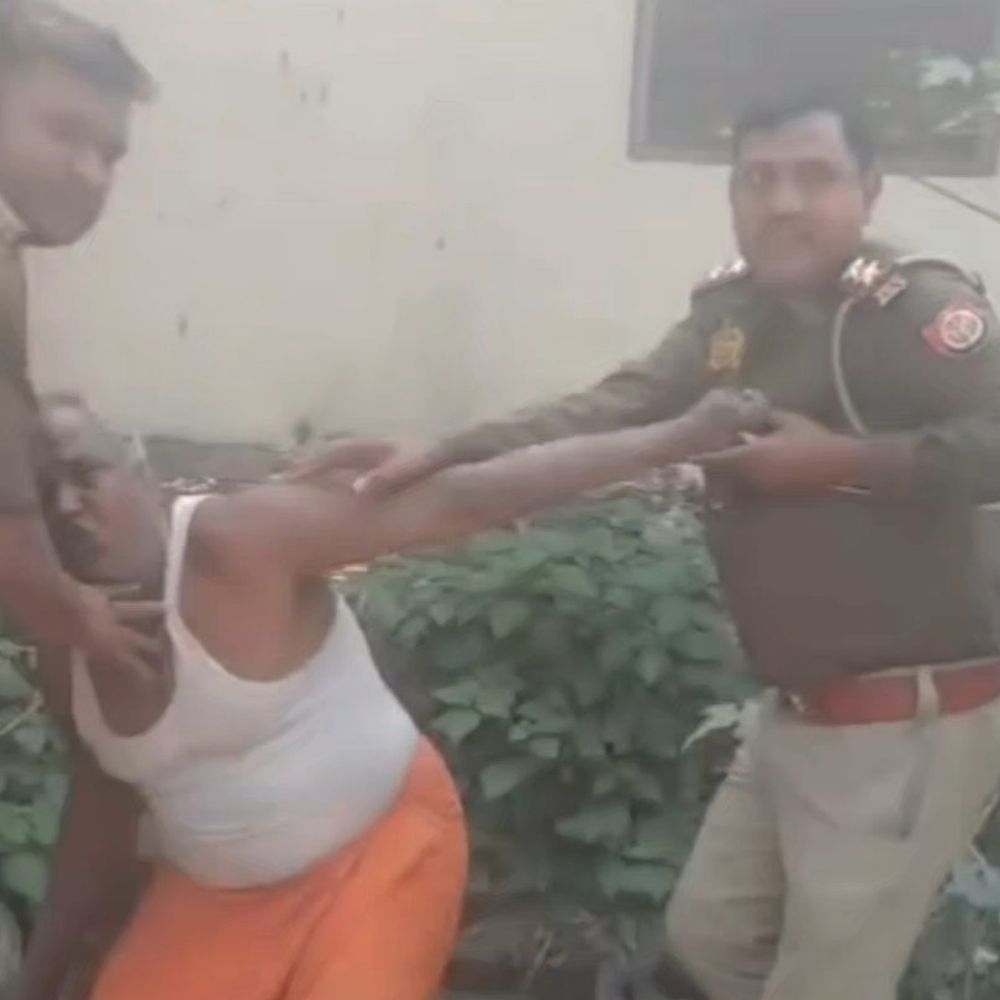 पुलिस से हाथापाई मामले में 6 पर मुकदमा:दारोगा का बुजुर्ग ने पकड़ लिया था कॉलर, प्रधान प्रतिनिधि की शिकायत पर एक्शन