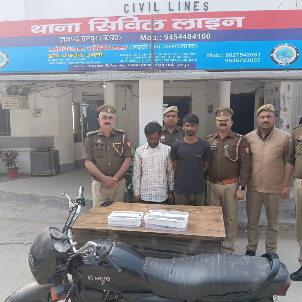 कुशीनगर के 25-25 हजार के दो इनामी गैंगस्टर गिरफ्तार:सिविल लाइंस पुलिस ने दबोचा, असलहे और चोरी की बाइक बरामद
