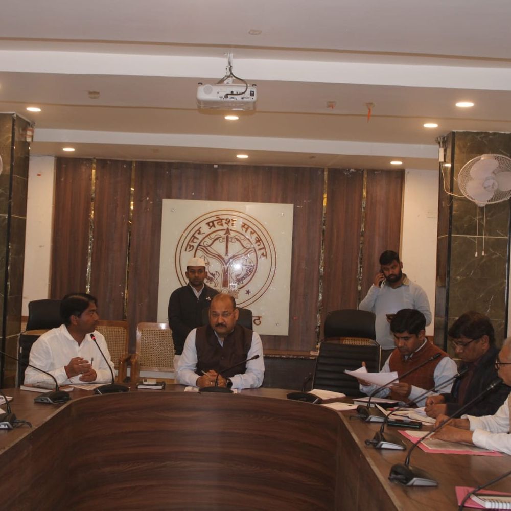 अनुपस्थित अधिकारियों का वेतन रोकने के निर्देश:जिलाधिकारी ने आईजीआरएस समीक्षा बैठक में दिए