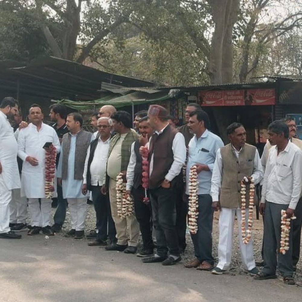 अजय राय मृतक इंद्रपाल सरोज के परिजनों से मिले:कौशांबी में बोले- भाजपा सरकार गरीब मजदूरों की जीविका से खिलवाड़ कर रही है