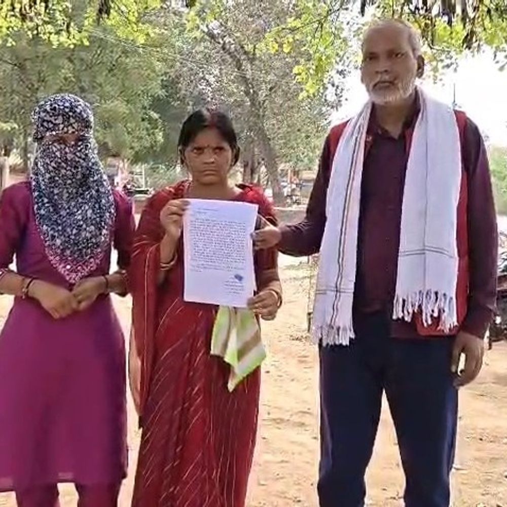 महोबा में घर में घुसकर मारपीट, महिलाओं से बदसलूकी:ड्यूटी जा रहे शख्स को मिर्ची पाउडर डालकर पीटा, पीड़ित परिवार ने एसपी से लगाई गुहार