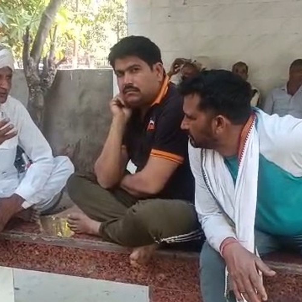 मथुरा में सड़क हादसे में युवक की मौत:छोटे भाई को परीक्षा केंद्र छोड़कर लौटते समय अज्ञात वाहन ने मारी टक्कर