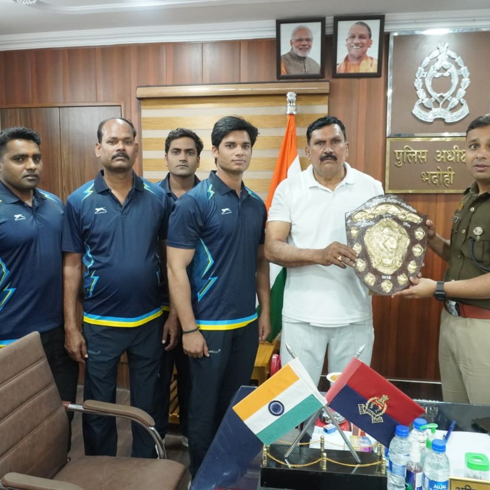 भदोही पुलिस ने पावरलिफ्टिंग प्रतियोगिता जीती:गाजीपुर में आयोजित कंपटीशन में एसपी ने खिलाड़ियों को किया सम्मानित