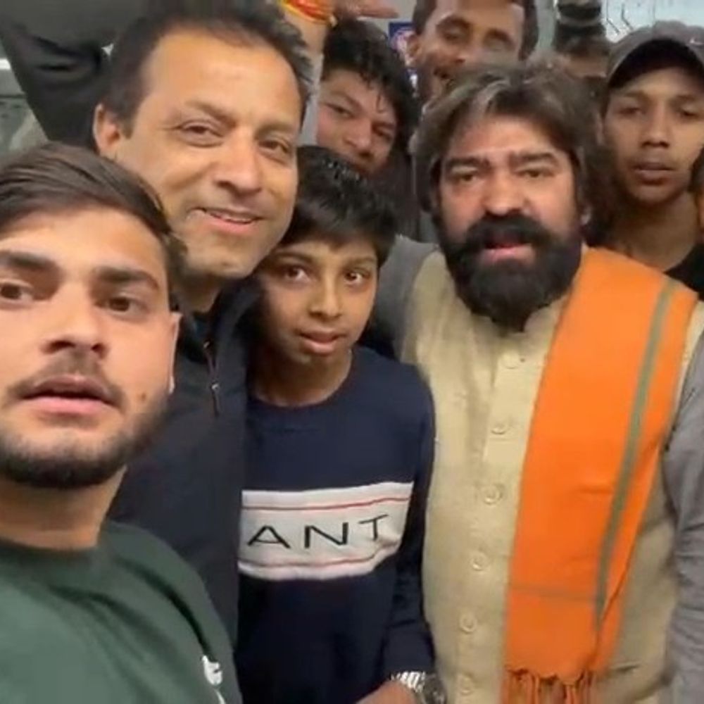 मेरठ मेट्रो का कोच वंदे मातरम के उद्घोष से गूंजा:बेगमपुल स्टेशन का नाम बदलने की मांग की, NCRTC के खिलाफ आंदोलन की भी चेतावनी