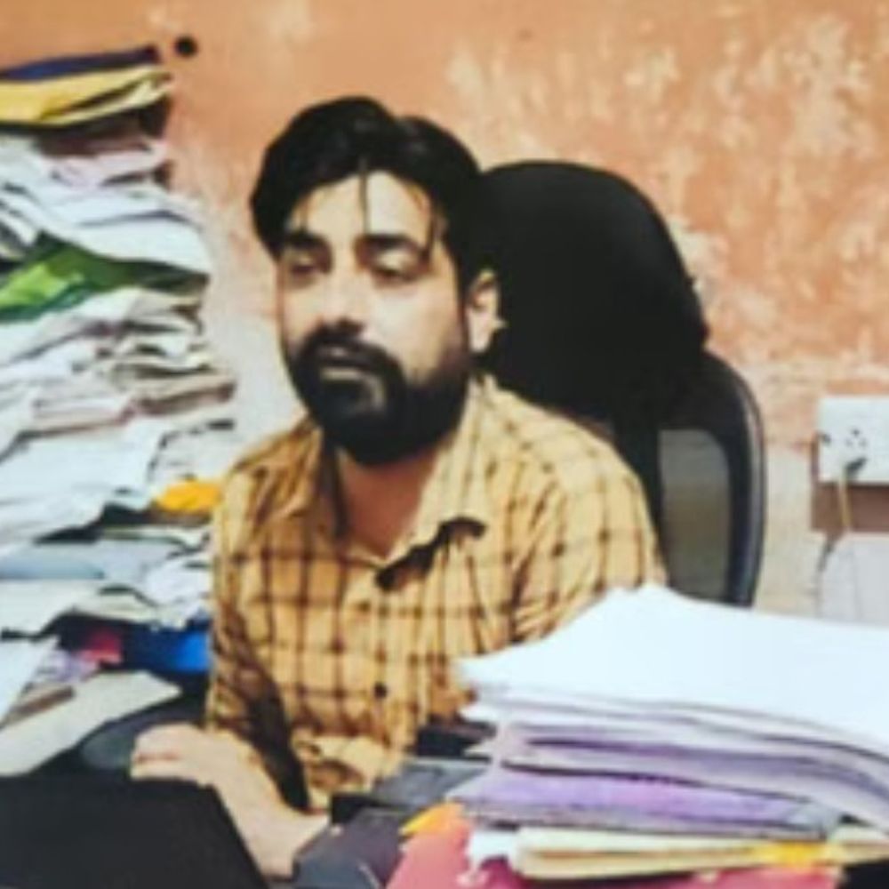 पीलीभीत में डीआईओएस ऑफिस का 'करोड़पति' चपरासी फरार:करोड़ों के घोटाले का मास्टरमाइंड, पुलिस की गाजियाबाद तक दबिश