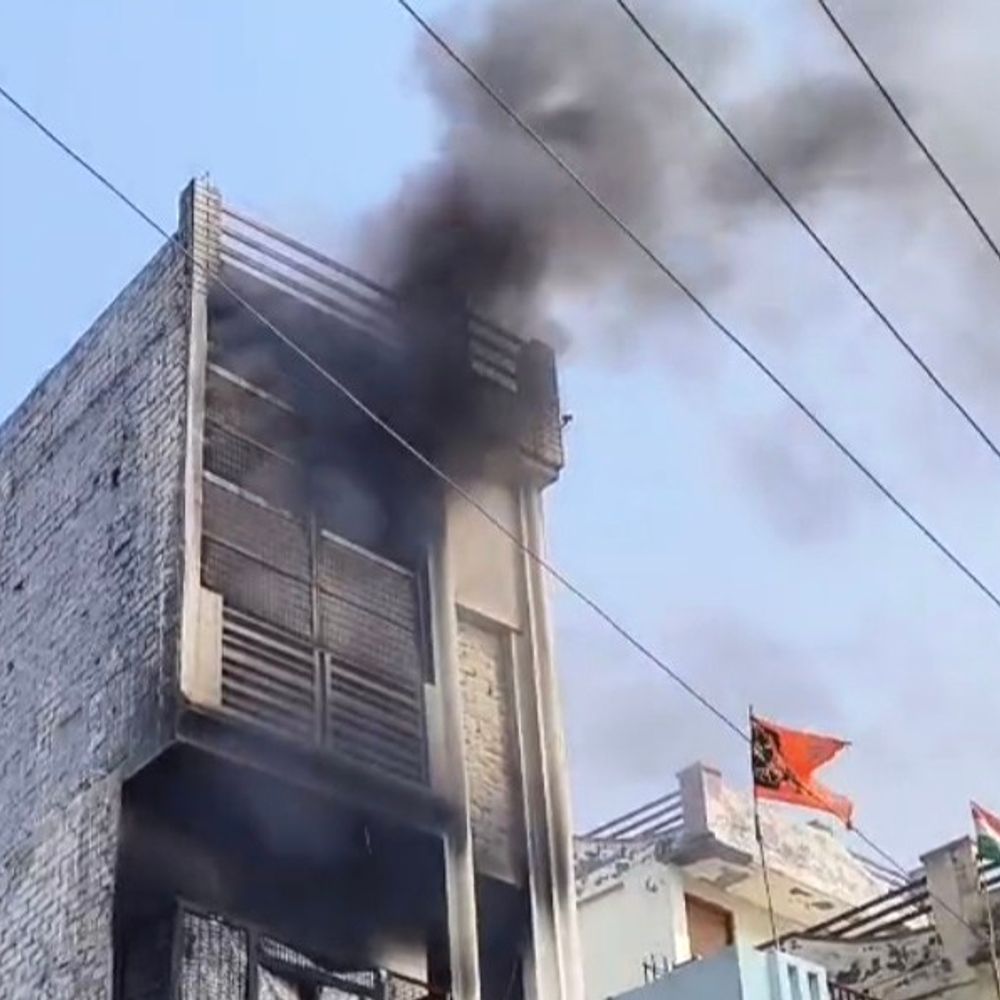 संभल में शॉर्ट सर्किट से मकान में आग लगी:दो मंजिला मकान में लाखों का नुकसान, दमकल विभाग ने आधे घंटे में काबू पाया