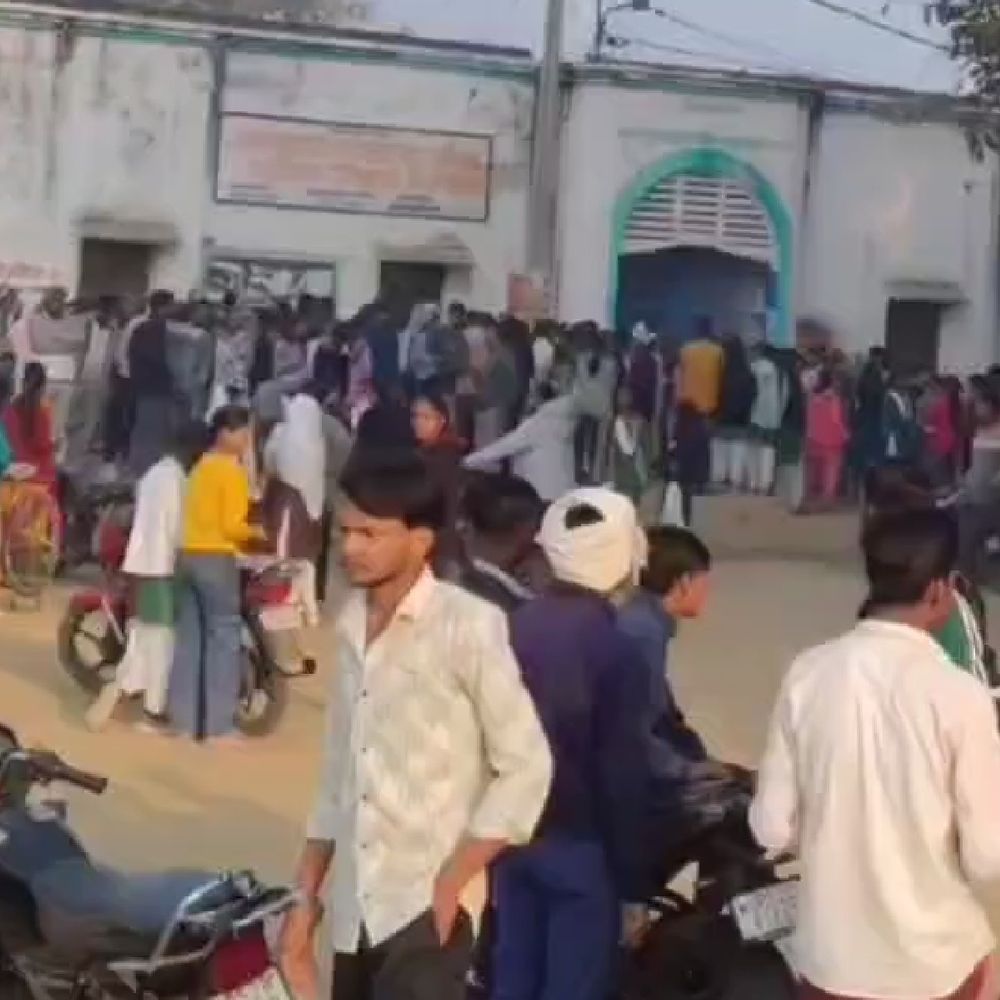 देवरिया में 8,573 छात्रों ने छोड़ा यूपी बोर्ड का पेपर:174 परीक्षा केंद्रों पर 1,15,000 छात्र-छात्राएं रजिस्टर्ड थे