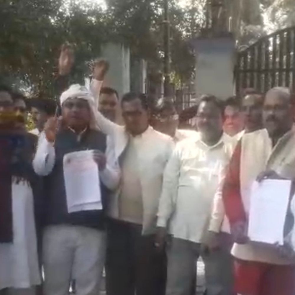 विश्वकर्मा समाज ने सीआरओ को ज्ञापन सौंपा:भृगु मंदिर कॉरिडोर में विश्वकर्मा मंदिर के जीर्णोद्धार की मांग