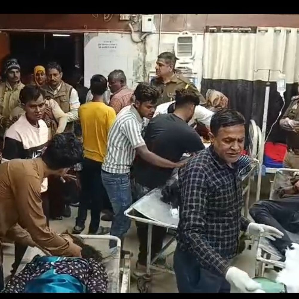 हाथरस में सड़क हादसा, 4 लोग गंभीर घायल:आलू खुदाई कर लौट रहे मजदूरों को टैंकर ने मारी टक्कर, बाइक सवार भी चपेट में आए