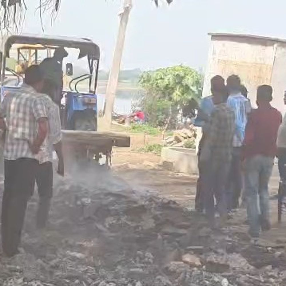 महोबा में ट्रैक्टर से 26 लाख की सड़क उखड़वाई, VIDEO:खराब सामग्री का हुआ था उपयोग, ग्रामीणों ने की थी शिकायत