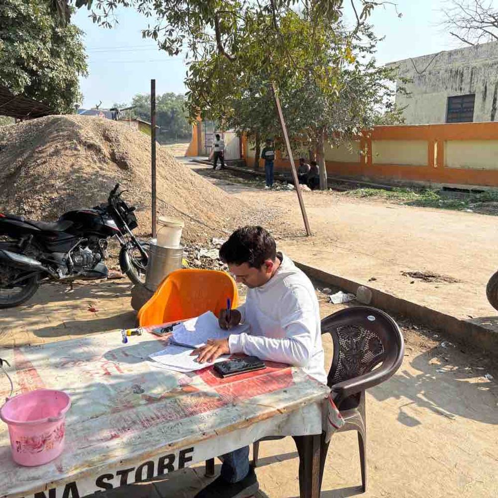 राशन ट्रक से जीपीएस हटाकर बाइक पर लगाया:बुलंदशहर में फर्जी जियो फेंसिंग की जा रही थी, FIR की तैयारी