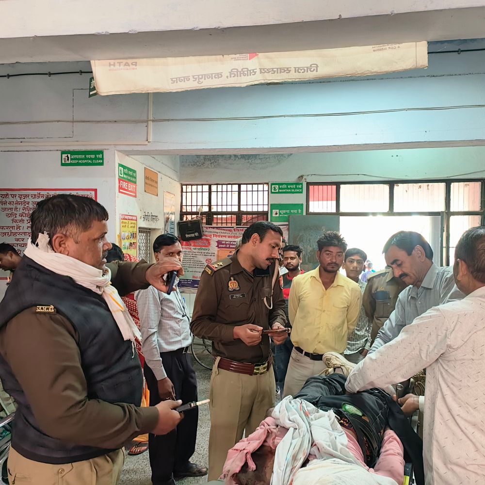 घाटमपुर में हाइवे पर अनियंत्रित ऑटो पलटा, चीख-पुकार मची:एक की मौत और तीन घायल, सामने से आ रहे डंपर से बचने में हुआ हादसा