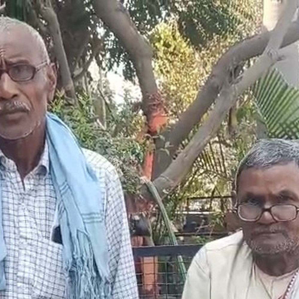 उन्नाव में जीवित बुजुर्गों को अभिलेखों में मृत दर्शाया:एक साल से पेंशन बहाली के लिए अधिकारियों के चक्कर काट रहे, सरकारी योजनाओं की पारदर्शिता सवाल उठ रहे