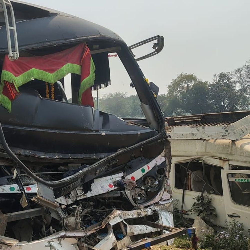 प्रयागराज में स्कूल बस-ट्रक की टक्कर, 51 छात्र सवार:चालक मोबाइल चार्ज करते समय नियंत्रण खो बैठा, 5 बच्चे और ड्राइवर घायल