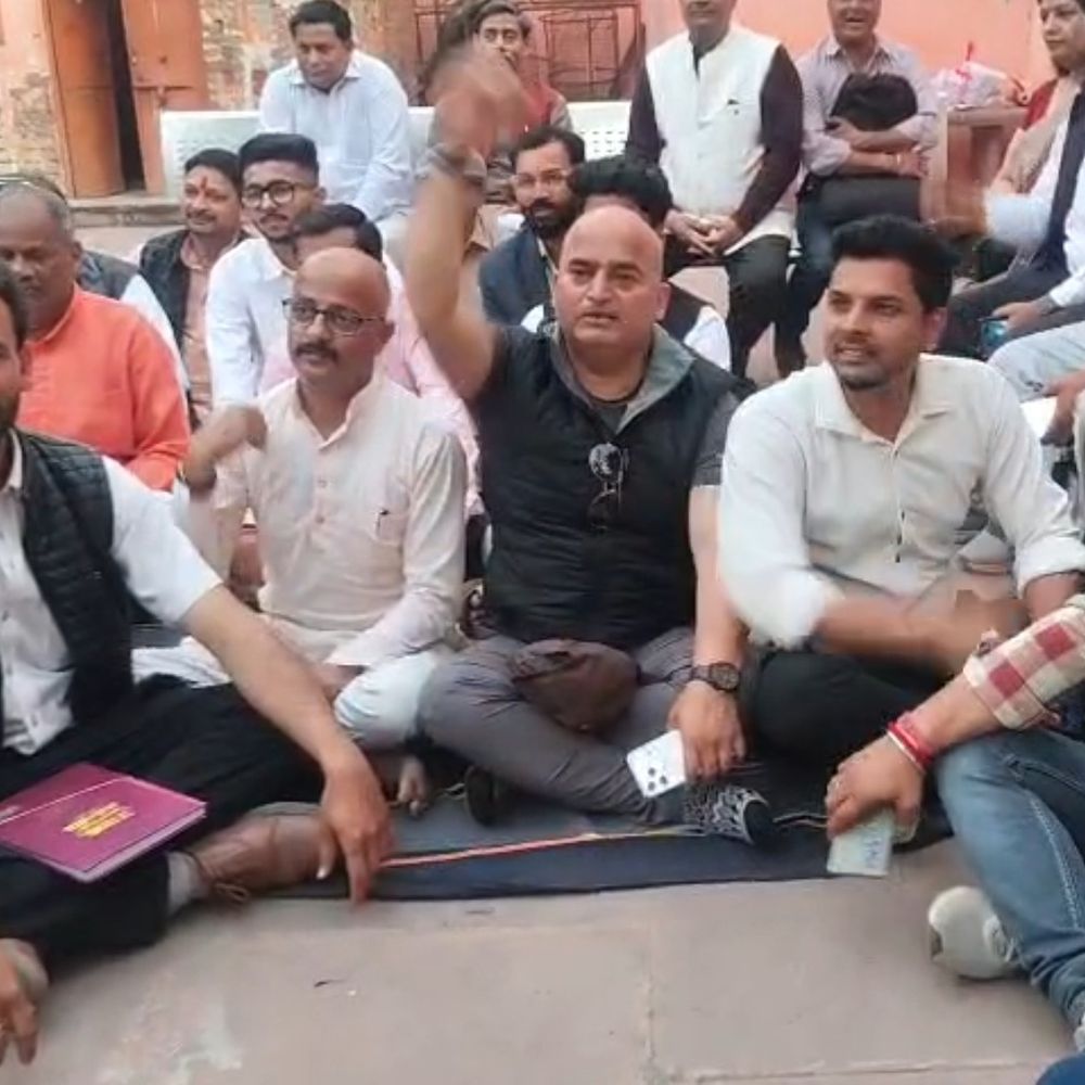 फिरोजाबाद में सवर्ण संगठनों का UGC एक्ट के खिलाफ धरना:सरकार के खिलाफ नारेबाजी, आंदोलन को आगे बढ़ाने का ऐलान