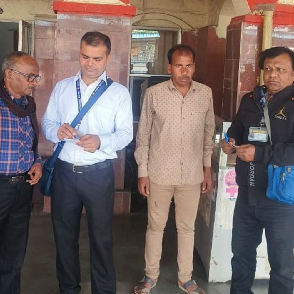 ललितपुर स्टेशन पर टिकट जांच अभियान, 139 यात्री पकड़े गए:रेलवे ने बिना टिकट यात्रा करने वालों से 82 हजार 330 रुपए का राजस्व वसूला