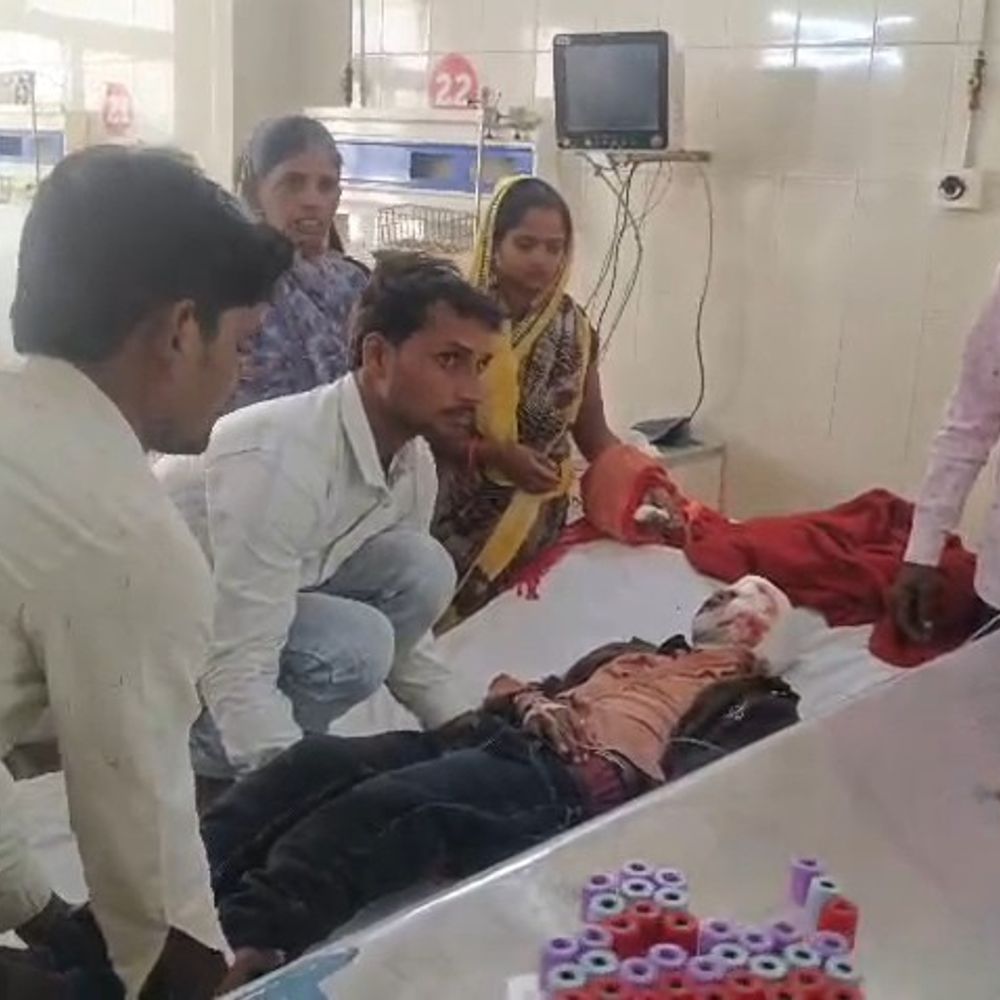 उन्नाव में ऑटो ने बाइक सवार छात्र को टक्कर मारी:अंग्रेजी की बोर्ड परीक्षा छूटी, सिर पर गंभीर चोट आई