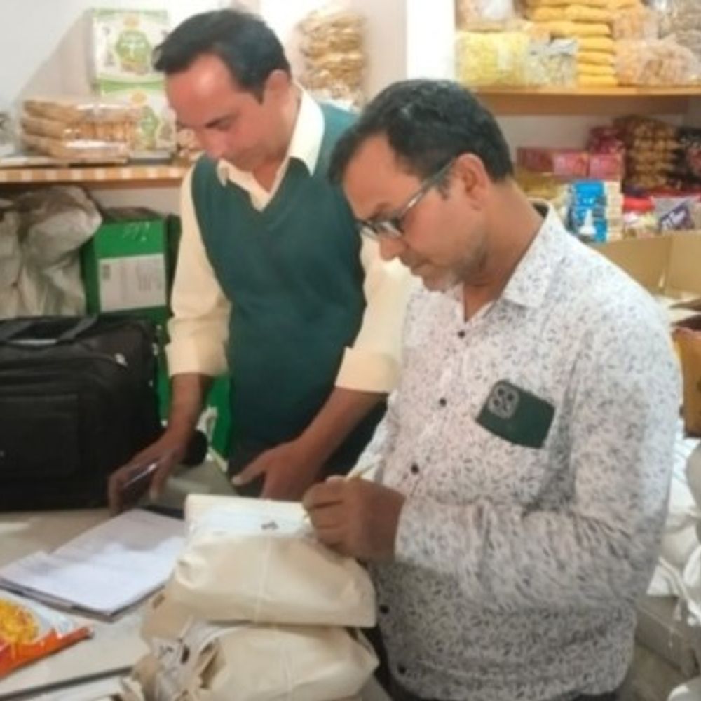 होली से पहले खाद्य विभाग का छापामार अभियान:160 किलो खोया नष्ट, 124 किलो नमकीन सीज