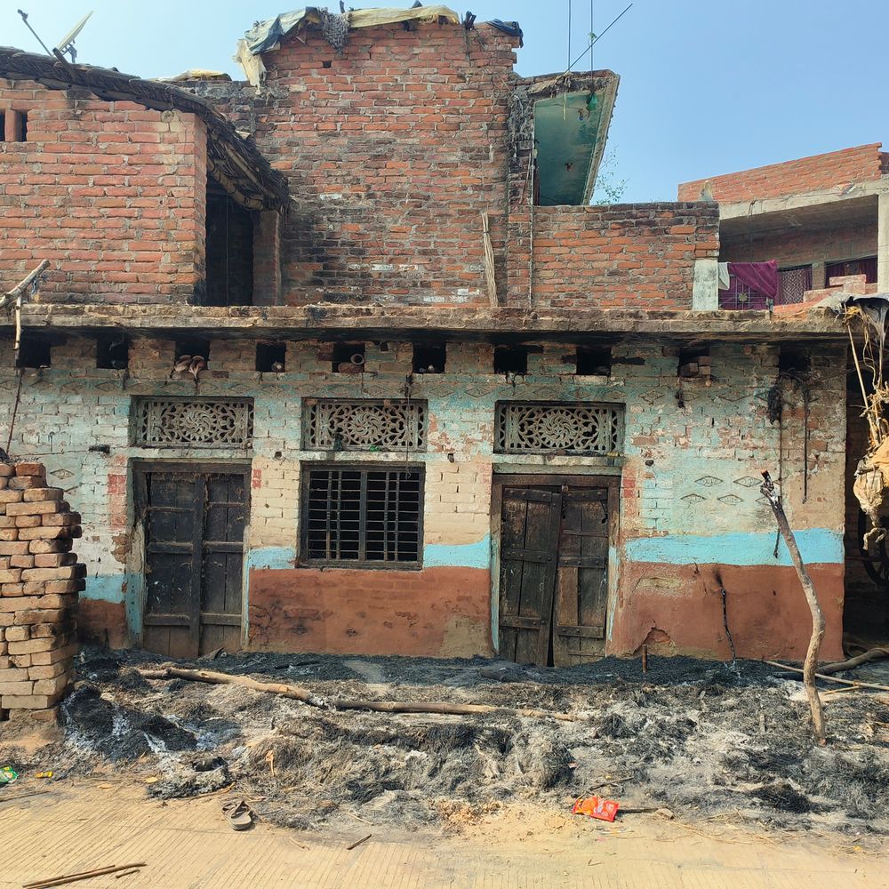 कानपुर में दलित का घर फूंकने-जानलेवा हमले का मामला:24 घंटे बाद मुख्य आरोपी प्रधान का दबंग बेटा अरेस्ट, गांव में दहशत का माहौल