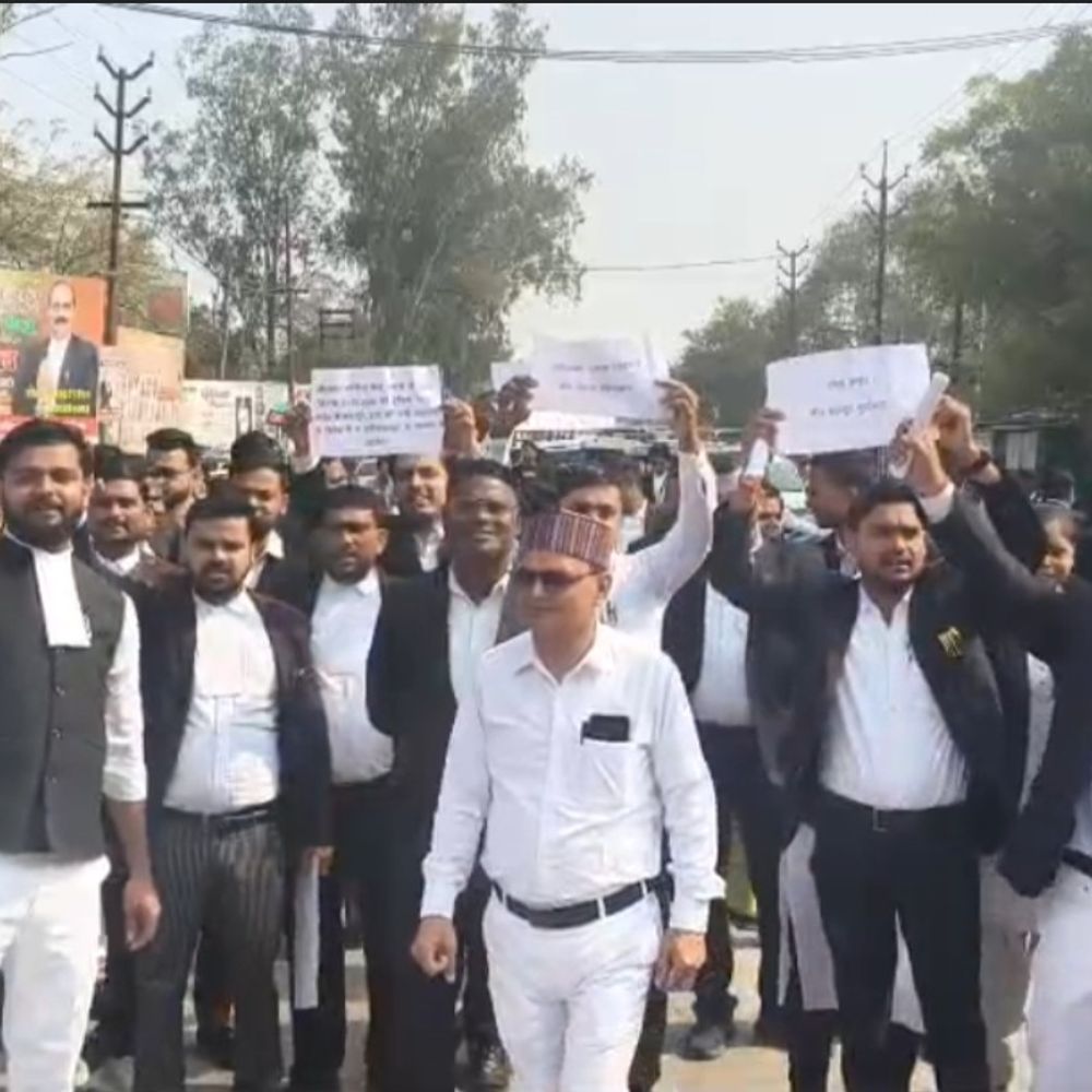 टीएसआई पर अधिवक्ता से मारपीट का आरोप:जालौन में जिला न्यायालय के बाहर प्रदर्शन, बर्खास्तगी की मांग