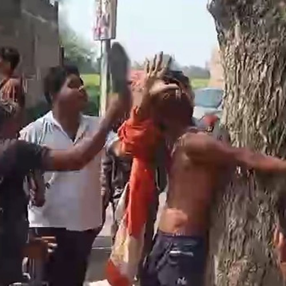 उदयपुर में 30 सेकंड में मारी 10 चप्पलें, VIDEO:चोरी के शक में पेड़ से बांधकर युवक को पीटा, पुलिस छुड़ाकर ले आई थाने