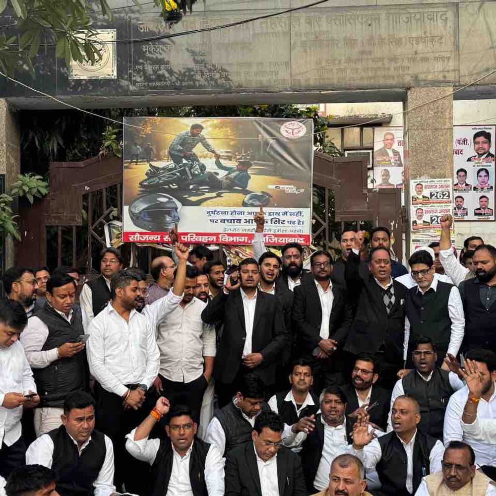 गाजियाबाद- सदर तहसील में वकीलों ने बंद किया काम:सब-रजिस्ट्रार पर अभद्र व्यवहार का आरोप लगाया, धरने पर बैठे