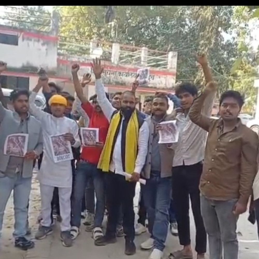 फिल्म 'यादव जी की लव स्टोरी' पर विवाद:बहराइच में यादव समाज ने प्रदर्शन कर रोक की मांग की