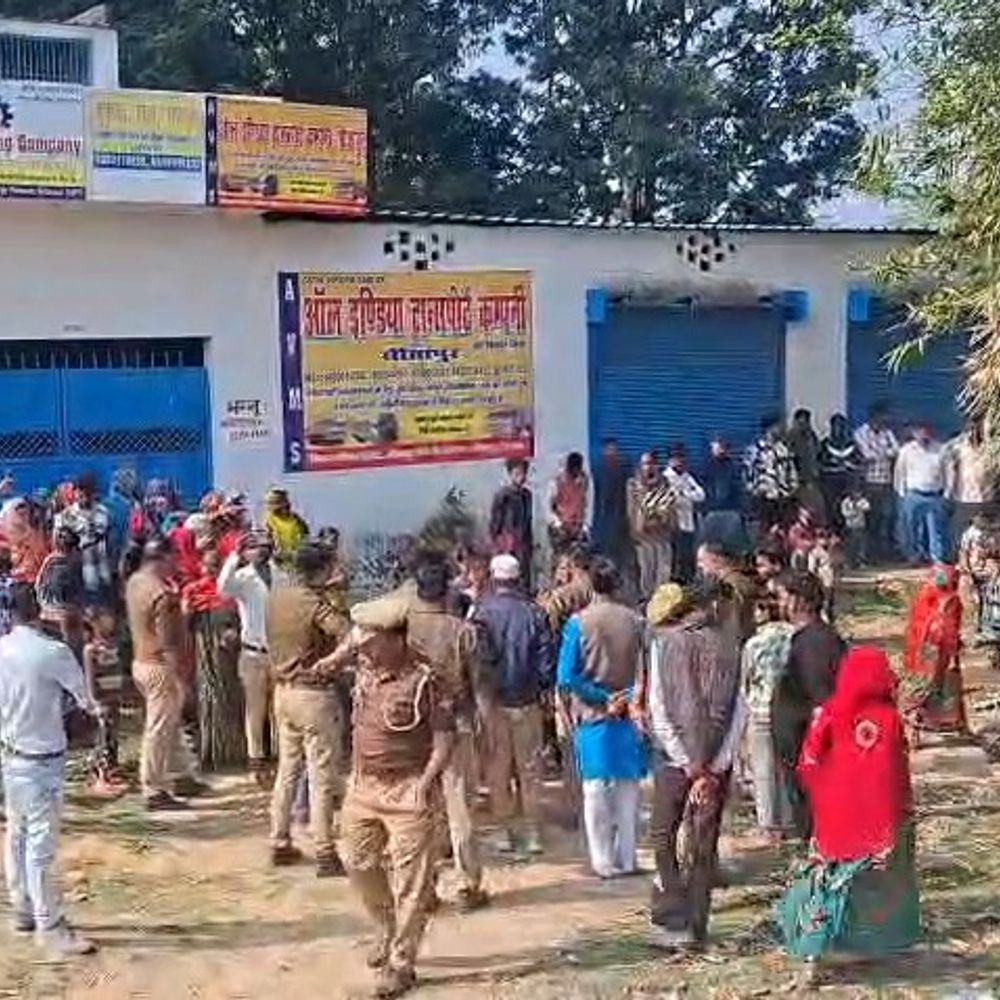 परिजनों ने सड़क जाम की, पुलिस के आश्वासन पर माने:पिटाई से युवक की मौत मामला, 3 दिन पहले हुआ था विवाद