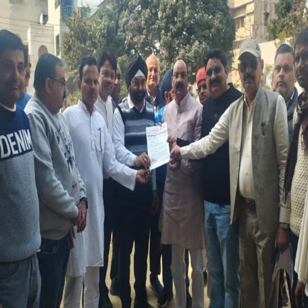 ऑनलाइन व्यापार से नुकसान, सांसद से मिले व्यापारी:शाहजहांपुर में आवास पर आए फरियादियों की भी सांसद ने सुनी समस्याएं