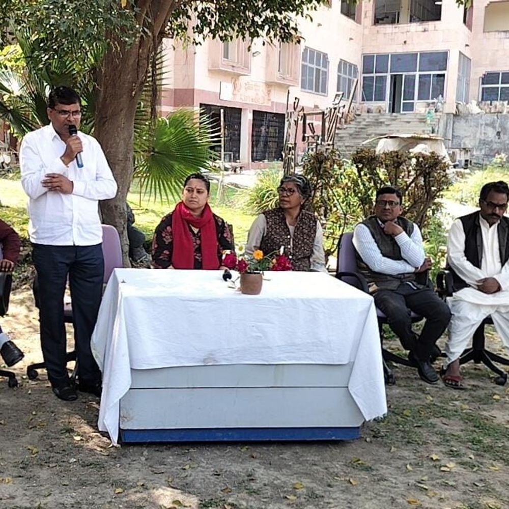 CSJMU में स्टूडेंट्स ने सीखी निजामाबाद की 'ब्लैक पॉटरी':चाक पर उकेरी आधुनिक कला