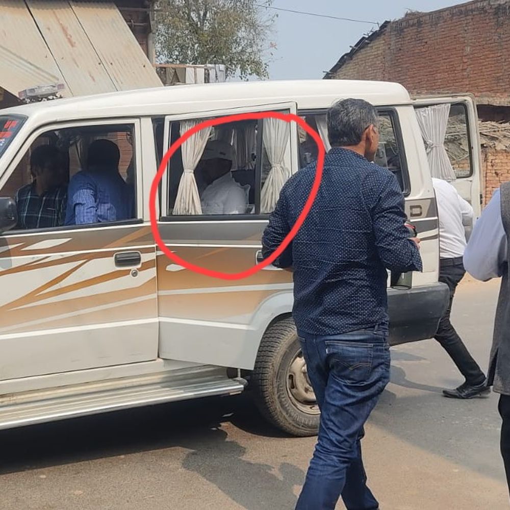 कौशांबी में लेखपाल 10 हजार रुपए घूस लेते गिरफ्तार:विजिलेंस टीम ने मिठाई की दुकान पर दबोचा