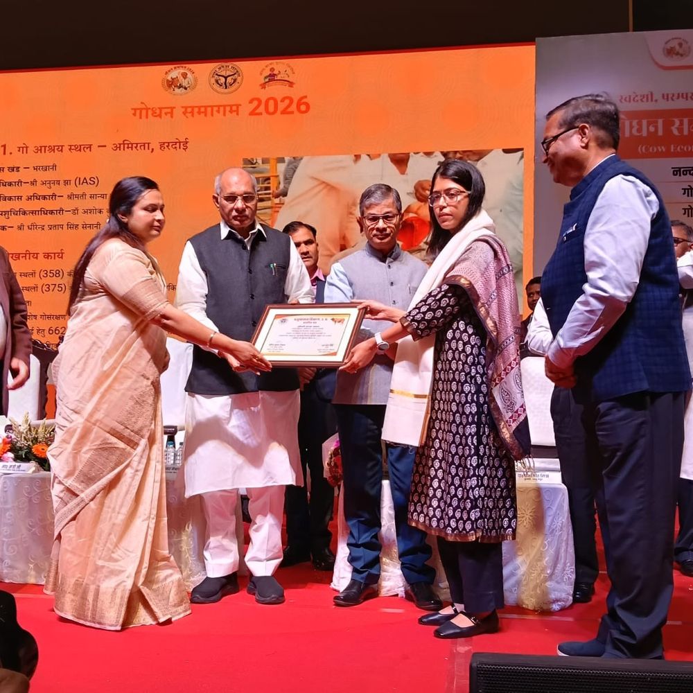 हरदोई की CDO सान्या छाबड़ा और CVO डॉ. अशोक सम्मानित:गोवंश संरक्षण में उत्कृष्ट कार्य के लिए मिला राज्य स्तरीय सम्मान