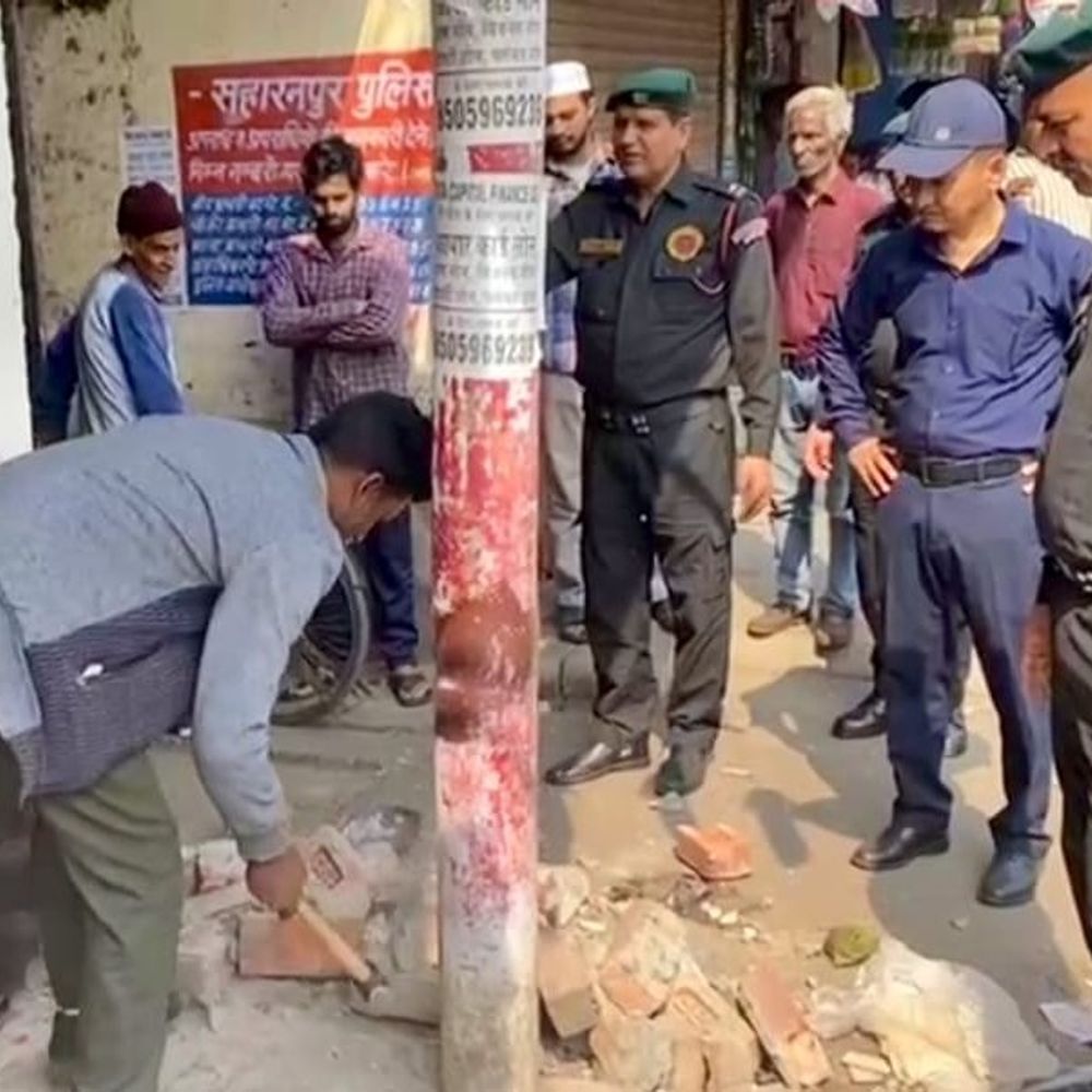 सहारनपुर में नगर निगम ने 50 दुकानों से हटाया अतिक्रमण:अंसारी रोड पर चला अभियान, फुटपाथ पर बनी अवैध दीवार ध्वस्त