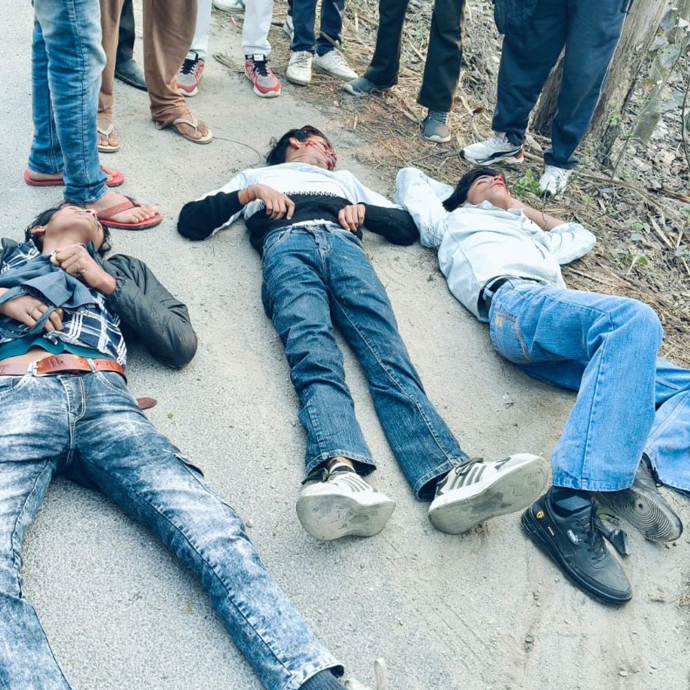 हाईस्कूल परीक्षा देने जा रहे 3 छात्रों की मौत:रामपुर में बाइक ट्रैक्टर-ट्रॉली से टकराई, एक घायल, चालक फरार