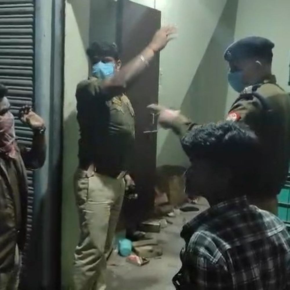 कन्नौज में बंद मकान से मिला किराएदार का शव:5 साल से परिवार से अलग रह रहे थे, दुर्गंध आने पर पुलिस ने तुड़वाया ताला