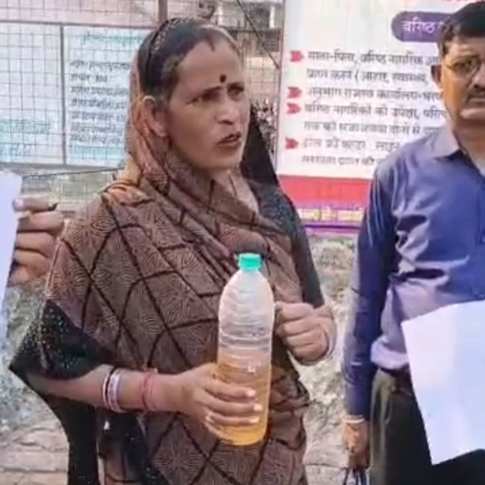 छतरपुर में बकाया मजदूरी पर महिला कलेक्ट्रेट पहुंची:  पेट्रोल की बोतल और आवेदन के साथ आत्मदाह की चेतावनी दी – Chhatarpur (MP) News