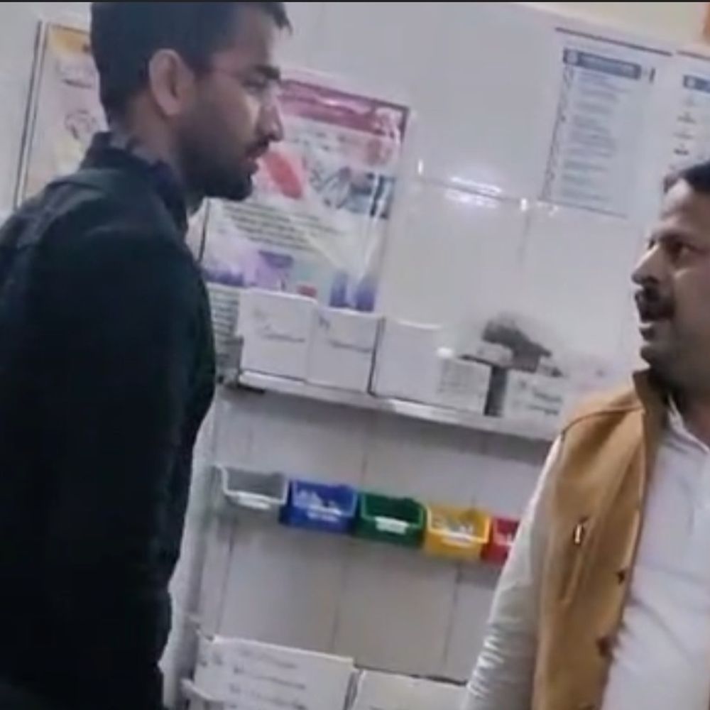 जालौन में जिला पंचायत सदस्य की डॉक्टर से बहस, VIDEO:जालौन के जिला अस्पताल में साइन करने को लेकर हॉट टॉक